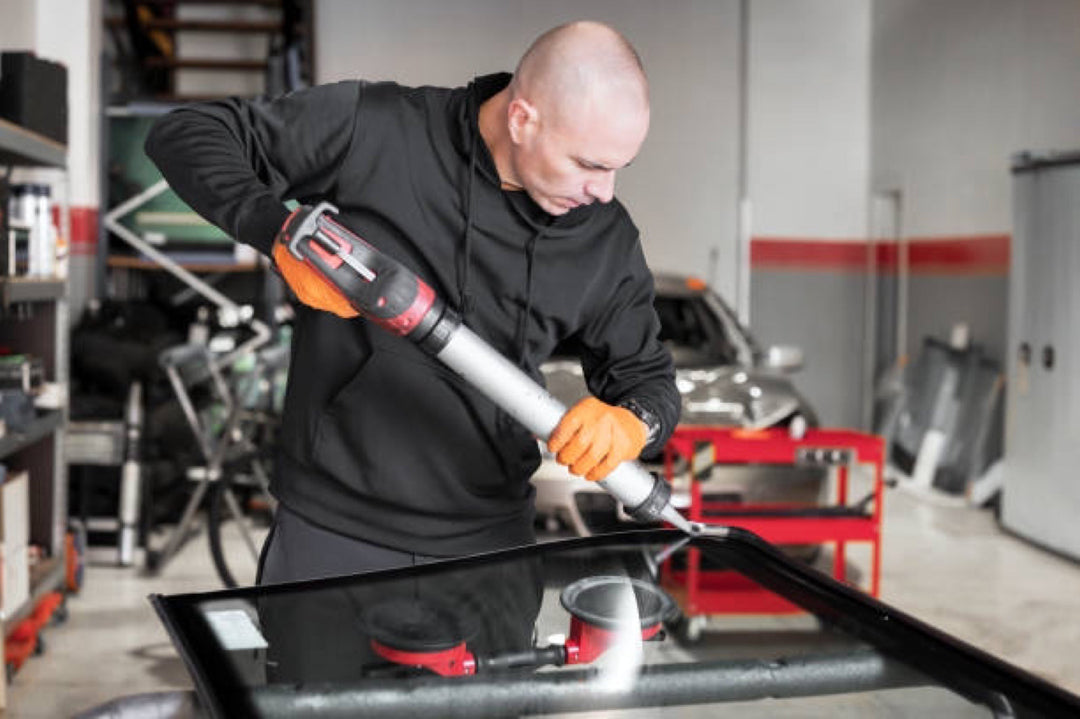 Auto Glass Repair Pasadena expert technician